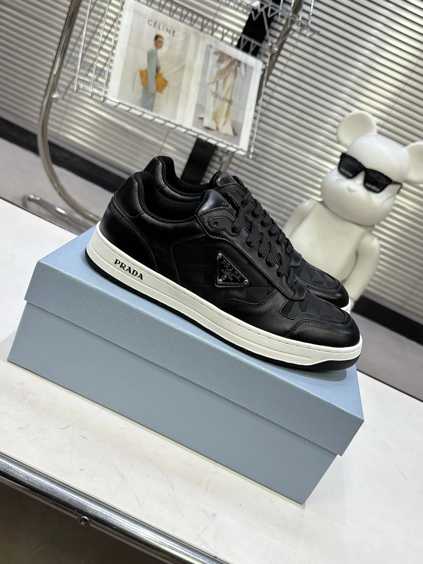 👟👟Ex-factory price 580👟👟 Couple style Prada Latest Downtown Bold series Triangle logo Casual sneakers White shoes Original purchase, development and production Downtown Bold sneakers are inspired by the basketball shoes of the 1980s, with a sporty design and exquisite details. Crafted from perforated leather, the statement platform sole provides a unique, modern style. The Prada logo is interpreted from different angles, decorated with the iconic enameled triangular metal logo, highlighting the unique classic style. Exquisite packaging at the delivery counter🛍📦 ▪️Fabric: Original custom imported first-layer cowhide ▪️Lining: Original imported soft sheepskin ▪️Outsole: Original open-molded rubber bottom material ▪️Size: Women's 35-40 Men's 39-45